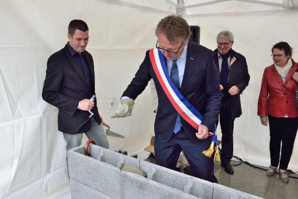 Pose de la première pierre de la médiathèque