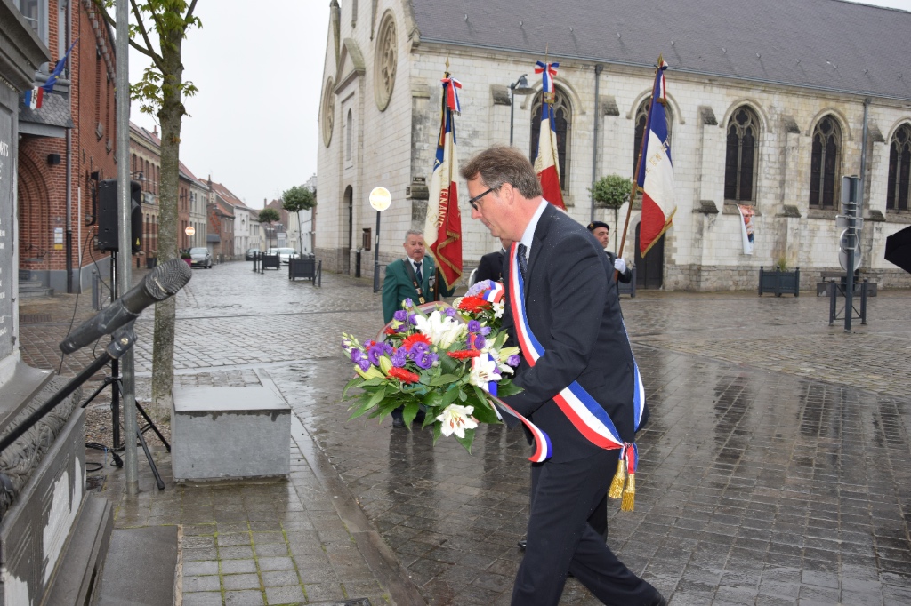 Cérémonie au monument aux morts dans le cadre de la Journée nationale du souvenir des victimes et des héros de la déportation.