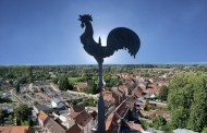 Pose du coq sur le clocher de l’église