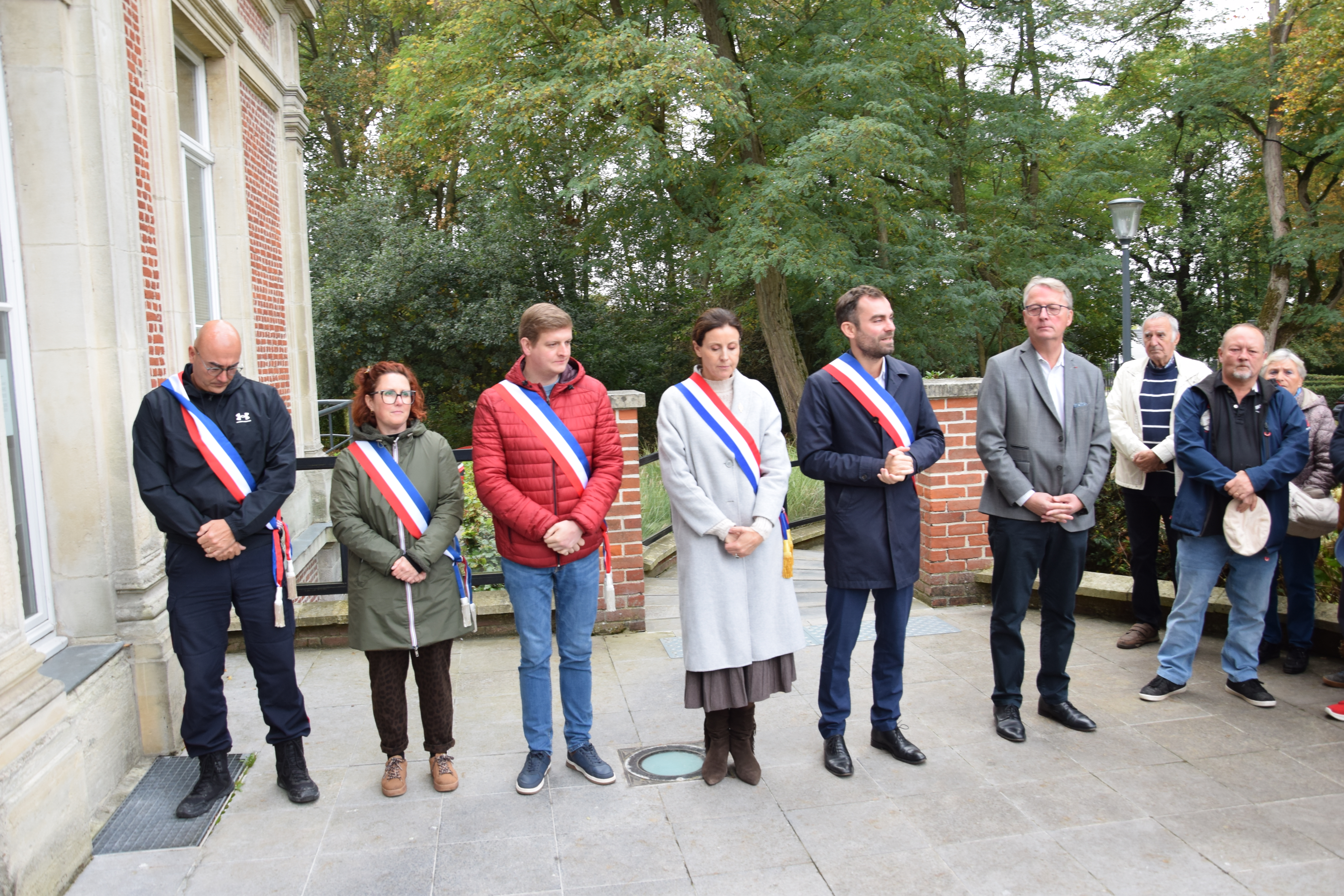 Rassemblement de solidarité devant la mairie
